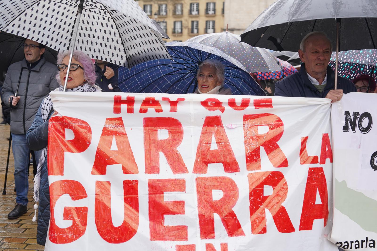 Un centenar de personas protestan en Bilbao por la guerra en Oriente ...