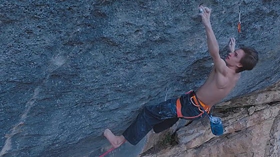 Un joven de 17 años escala con los pies desnudos una vía casi imposible y codiciada desde hace 35 años