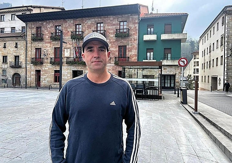 Un trabajador del Ayuntamiento de Urretxu denuncia que no le concedieron el permiso para atender a su mujer operada de cáncer