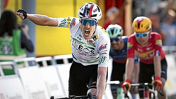 Evenepoel juega al ataque pero sufre una caída en la Volta