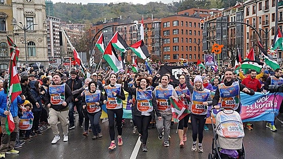 La Korrika se despide en el Ayuntamiento de Bilbao en un final apoteósico: «No somos folclore, somos euskera»