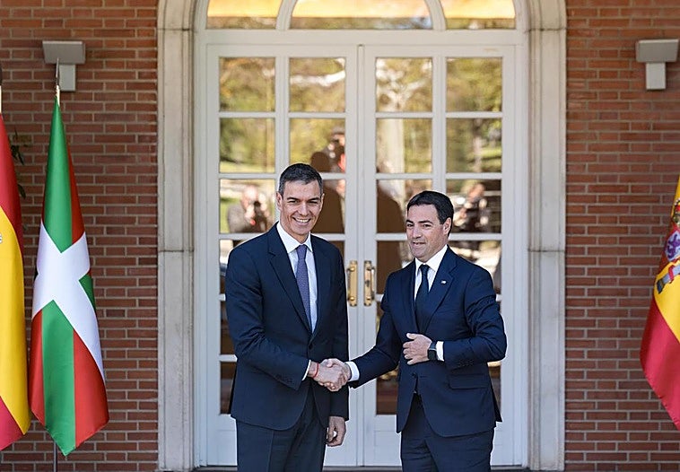 Pradales pacta con Sánchez la prohibición «total» de armas blancas y facilitar que se meta en prisión a los reincidentes