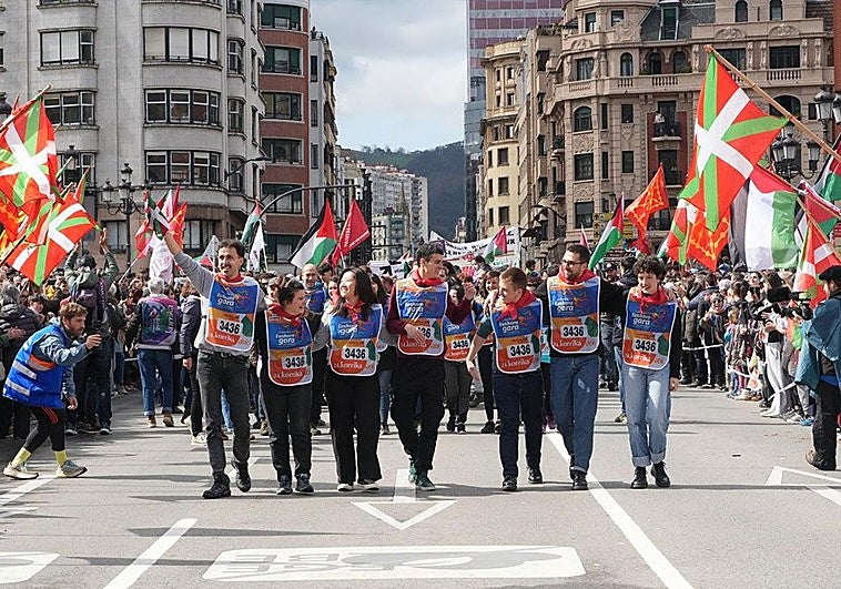 Una marea euskaltzale inunda Bilbao