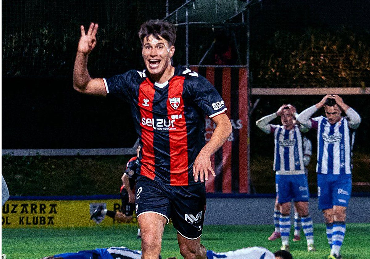 Vizcay festeja el tercero gol que anotó el pasado sábado en Fadura.