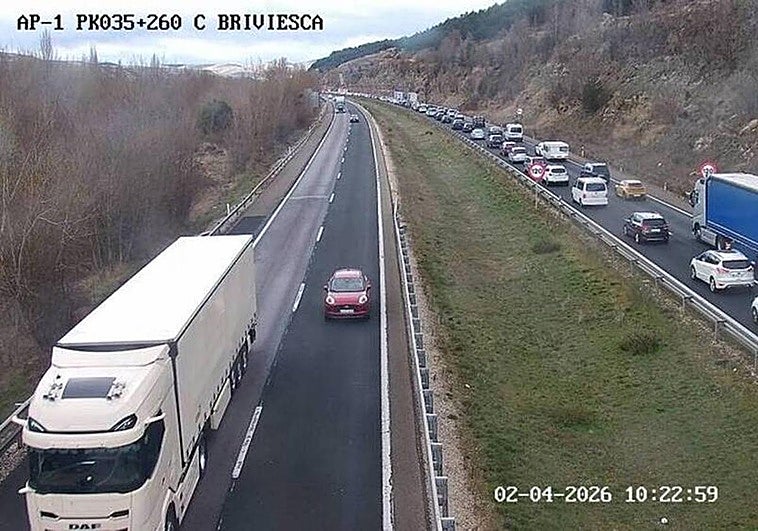 Cientos de conductores vascos, bloqueados en la AP-1 sentido Burgos por varios accidentes