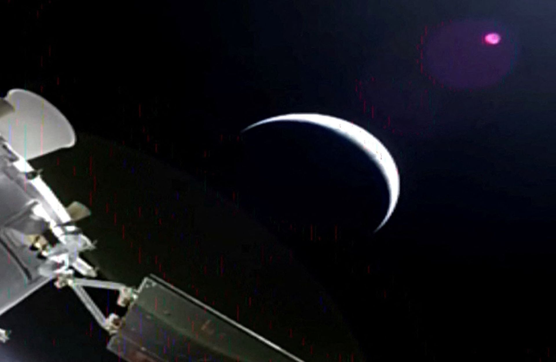 La curiosa imagen de la Tierra tomada desde la cápsula Orion de la misión  Artemis 2 | El Correo