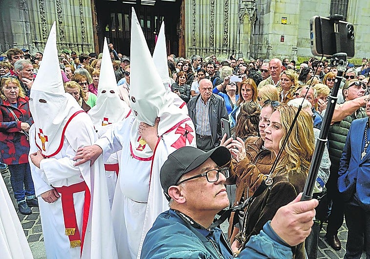 Ikurriñas y capirotes en el cierre de la Semana Santa
