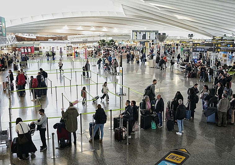 El aeropuerto de Loiu vive este lunes su día con más vuelos del año con 175 operaciones