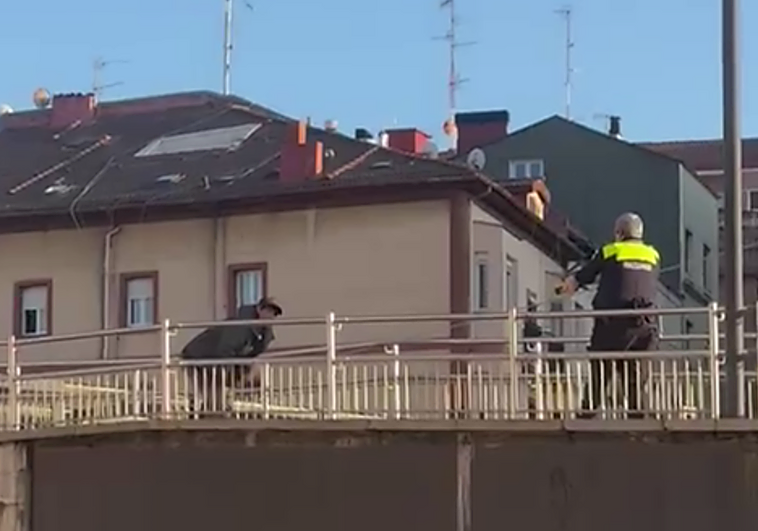 El juez deja en libertad al hombre que amenazó con una navaja a un policía de Barakaldo, que acabó por dispararle en la pierna