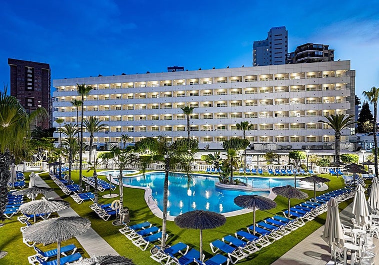 Siete heridos al desprenderse el techo de un hotel en Benidorm