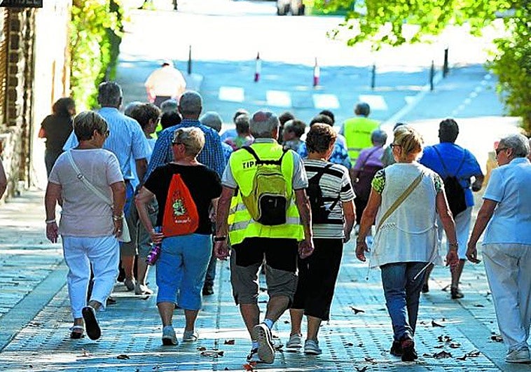 Caminar en grupo aporta beneficios para la salud mental