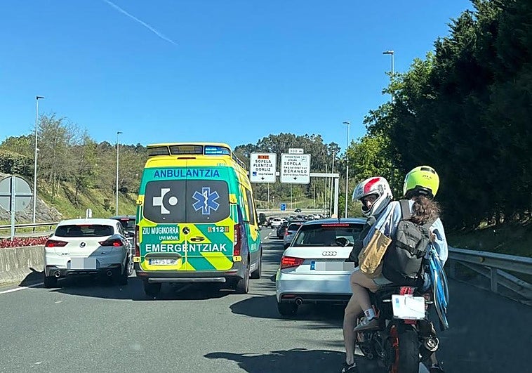 Cortada la carretera de Uribe Kosta a la altura de Berango por un accidente de tráfico