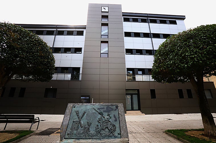 Roban con nocturnidad el busto de Miguel de Cervantes en Miranda