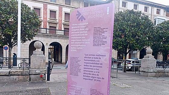 Gernika refuerza su mensaje contra la guerra con símbolos y pancartas en el espacio público