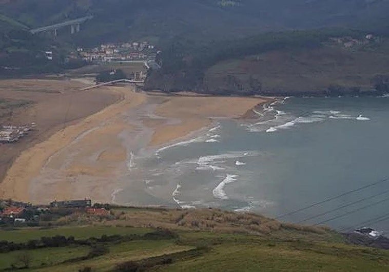 «Fuera de temporada, los surfistas somos los socorristas de esta playa»