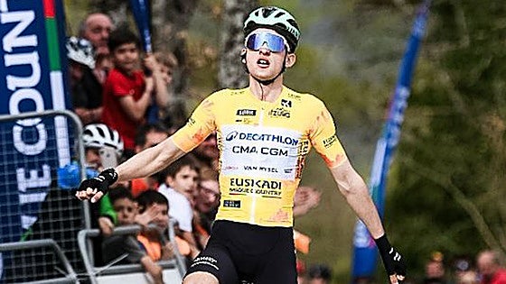 Paul Seixas alumbra la Cueva de Mendukilo y revienta la Itzulia