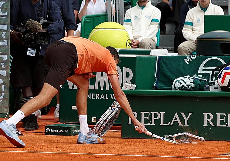 Medvedev vuelve a las andadas y destroza su raqueta antes de firmar un bochornoso 6-0 y 6-0
