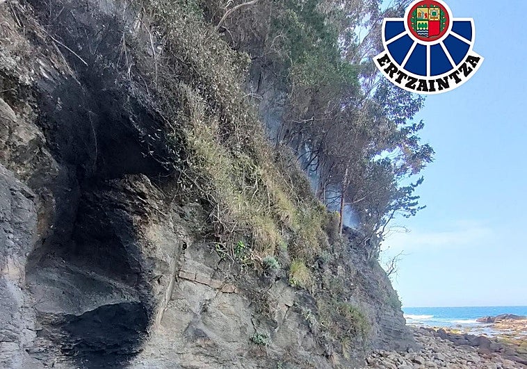 Investigan a dos personas por provocar un incendio forestal al quemar cobre en EA