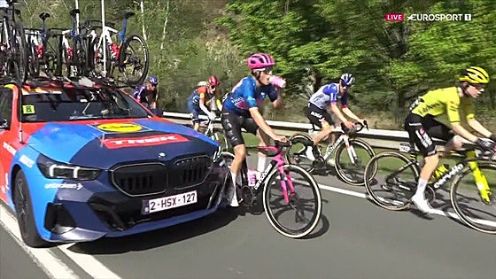 Susto para Markel Beloki en la Itzulia: el coche del Lidl-Trek está a punto de tirarle