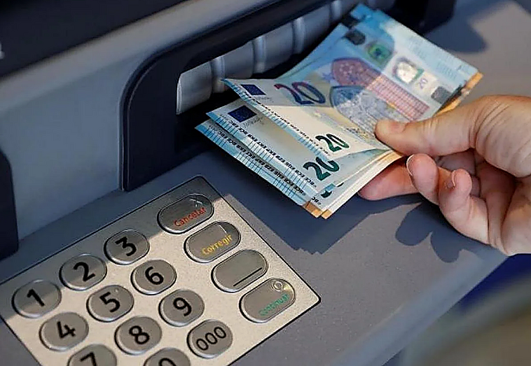 Saca 20.000 euros de la cuenta de su hermano fallecido y la Justicia la obliga a devolverlos