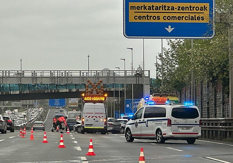Dos carriles cortados y retención por un accidente en la A-8 en Barakaldo