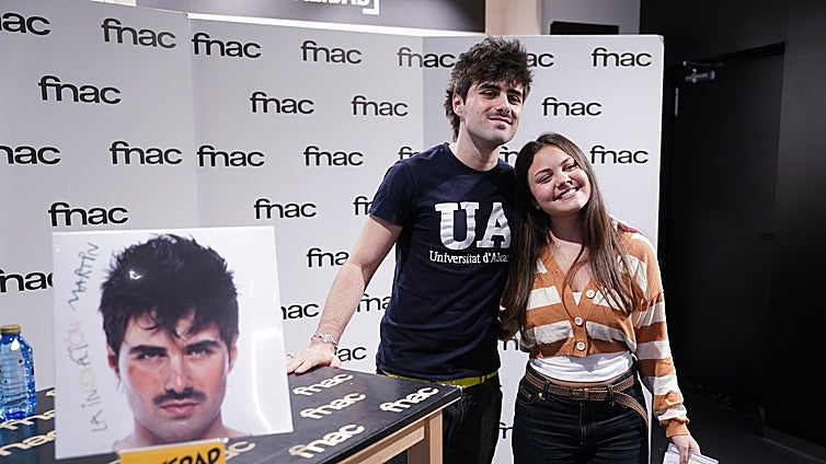 Martin Urrutia desata la locura con la primera firma de su álbum debut en Bilbao
