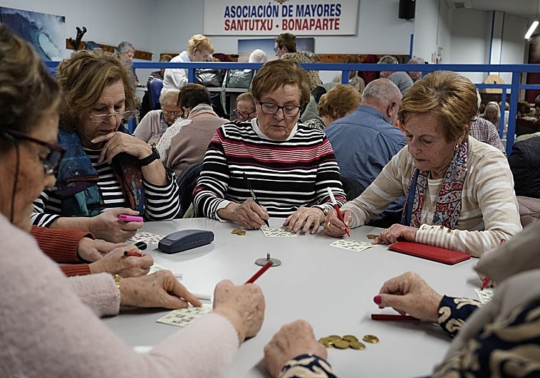 El Gobierno vasco insiste en que apostar con dinero en hogares del jubilado es ilegal, pero se abre a retocar la ley