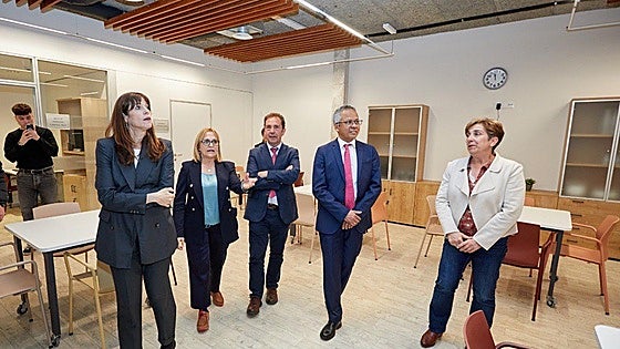El centro de día de Zaramaga dejará que los vecinos que lo requieran usen sus duchas adaptadas