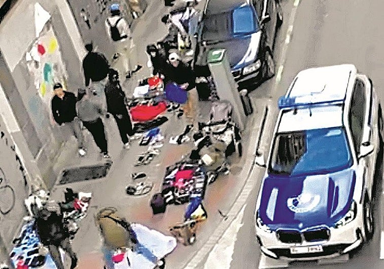 Vecinos de Cortes denuncian que su calle se ha convertido en un bazar ilegal