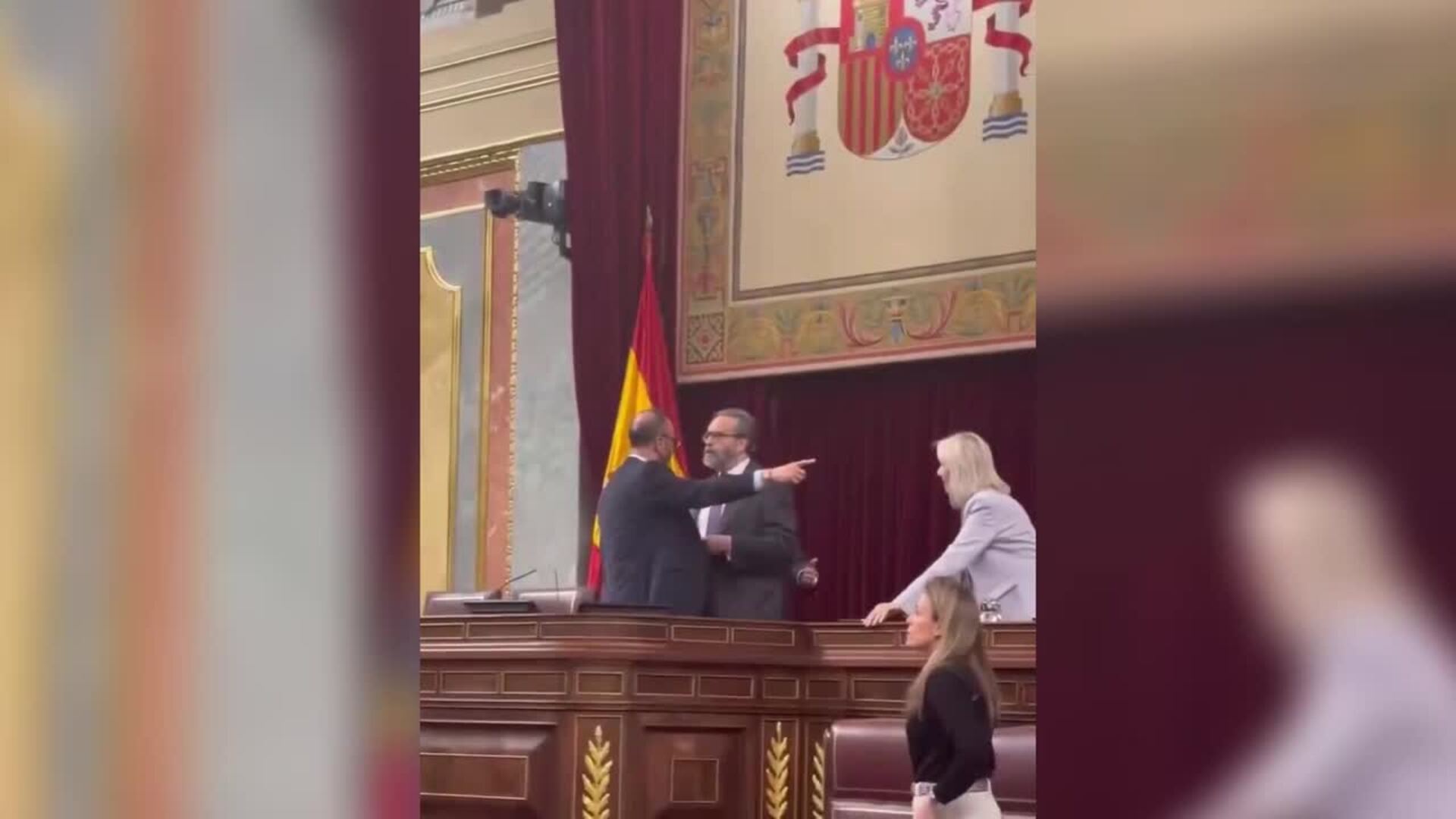 Expulsan del pleno del Congreso un diputado de Vox por encararse con la ...
