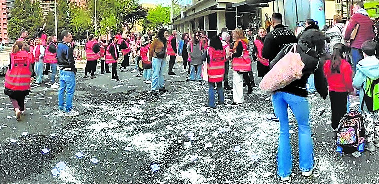La huelga de limpieza llena de basura colegios de Bilbao