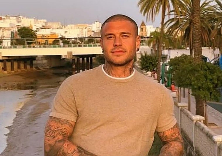 Los inquietantes mensajes del actor Adrián Rodríguez en redes: «Mi expareja me ha echado de casa»