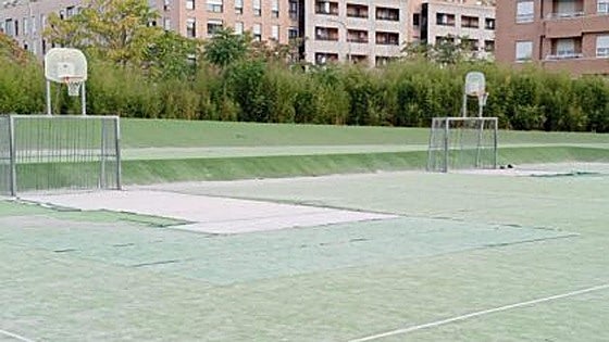 Nuevas porterías, césped y mobiliario para el agorespace de Lakua