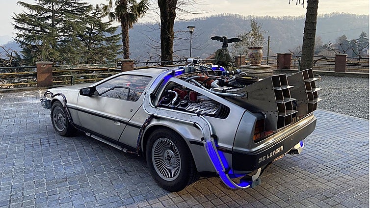 El DeLorean de 'Regreso al futuro' aparca en Bilbao