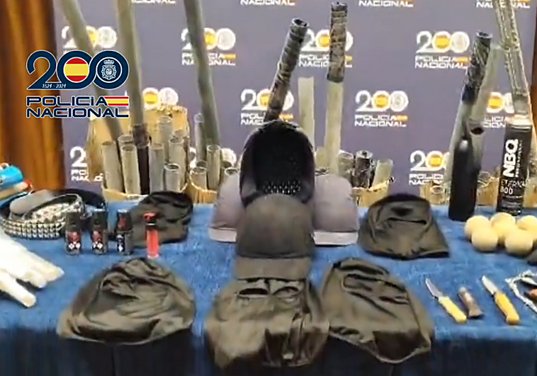 Navajas, palos de hierro... Este es el material requisado por la Policía a ultras en la final de la Copa