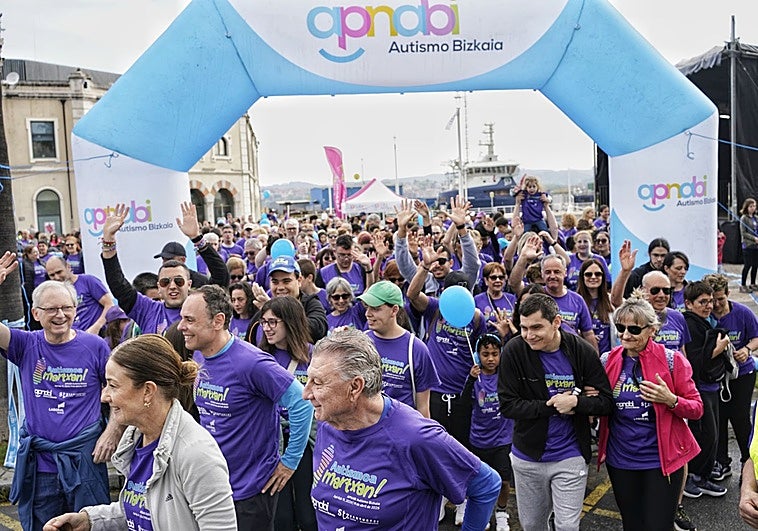 Más de 1.300 personas marchan en favor del autismo en Santurtzi