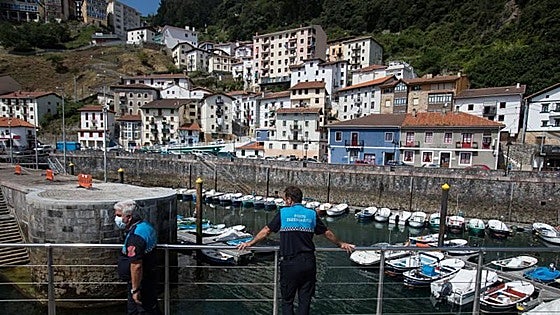 Elantxobe arranca la reforma del puerto y traslada a Getxo sus barcos de recreo