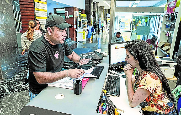 Regulación de extranjeros en Euskadi con cita previa: «Llevamos más de cuatro años intentando conseguir los papeles»