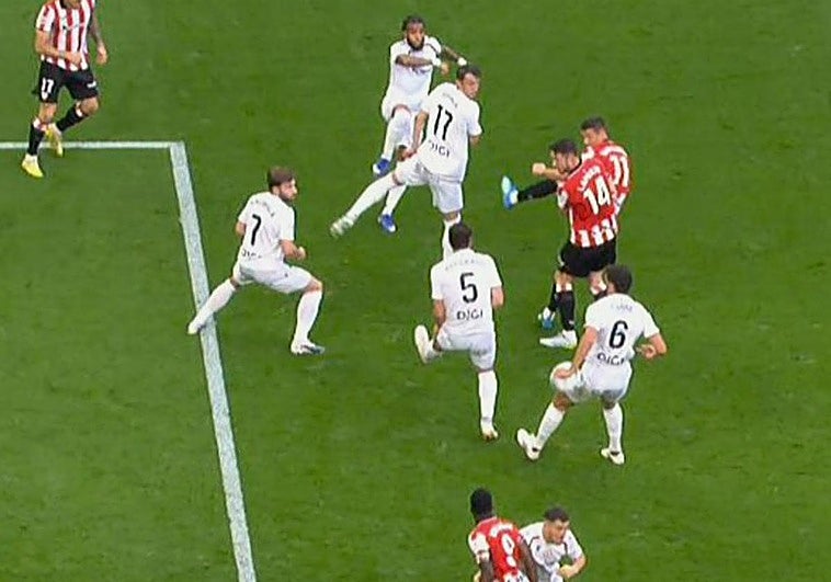 Polémica en San Mamés: la mano de Torró que no fue penalti por el VAR