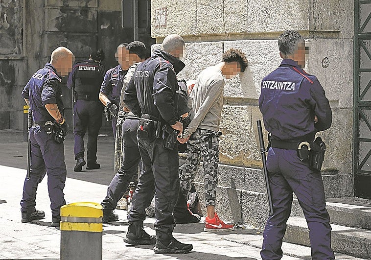 El PNV tumba en el Parlamento vasco el plan del PP para atajar el auge de las armas blancas