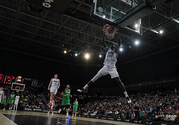 El hombre de negro Bagayoko se apunta al 'draft' de la NBA