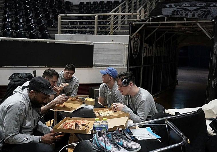 Pizza en la cancha tras la batalla griega