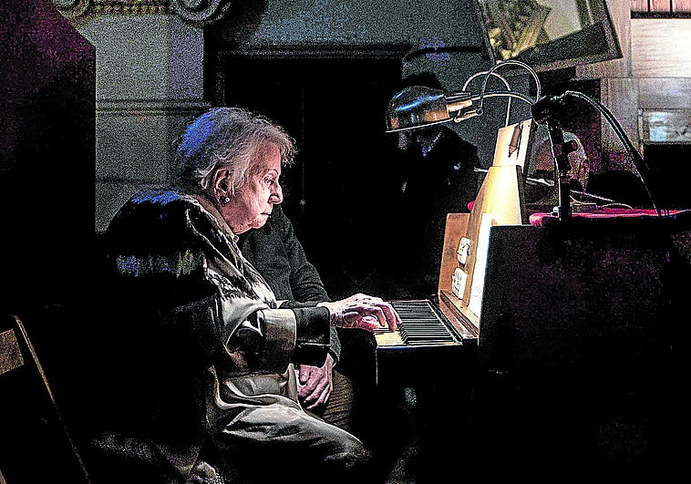 Montse, la organista de 100 años que sigue en activo pese a su sordera: «La vida es un instante, señores»