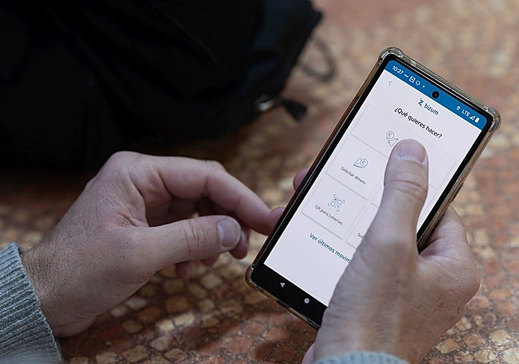 Detenido en Euskadi tras hacerse un bizum de 200 euros desde el móvil que arreglaba a una clienta