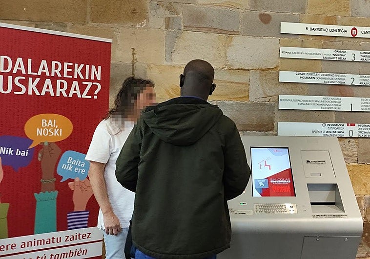 El mercado ilegal del padrón: 300 euros por la «llave» de los servicios sociales en Bizkaia