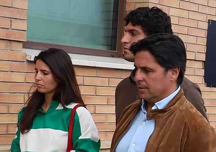 Francisco Rivera acompaña a su hija Tana al hospital para visitar a Roca Rey: «Me ha recordado a la cogida de mi padre»