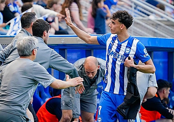 El descaro de Ángel Pérez inclina el juego del Alavés a la banda derecha