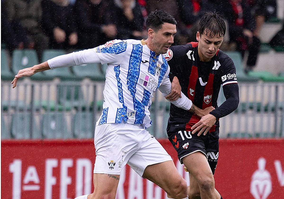 Hidalgo presiona a un jugador del Talavera durante el choque de la primera vuelta en Gobela.