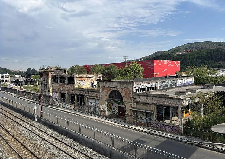 Aparece el cuerpo de un indigente en un pabellón en ruinas en un barrio de Zaratamo