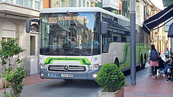 El nuevo Bizkaibus que dará servicio a la costa levanta una oleada de críticas